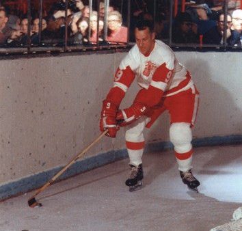 Gordie Howe - Skating with puck Fashion